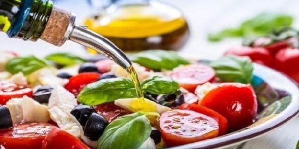 Bei der Zubereitung mediterraner Diätgerichte müssen Sie unbedingt Olivenöl verwenden. 